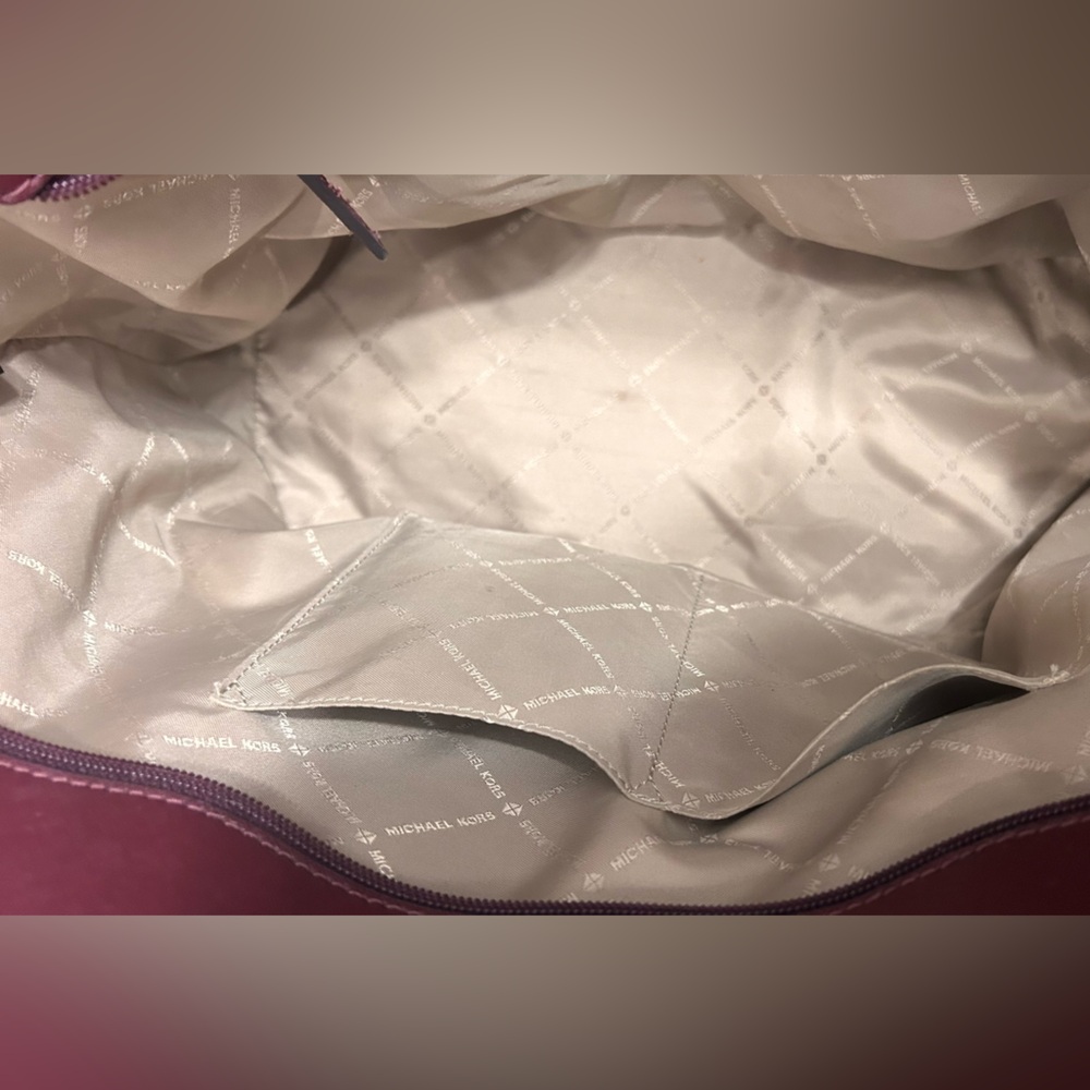 Michael Kors Gilly LeaterTote Bag with Gold Hardware Excellent Condition! - Picture 5 of 10